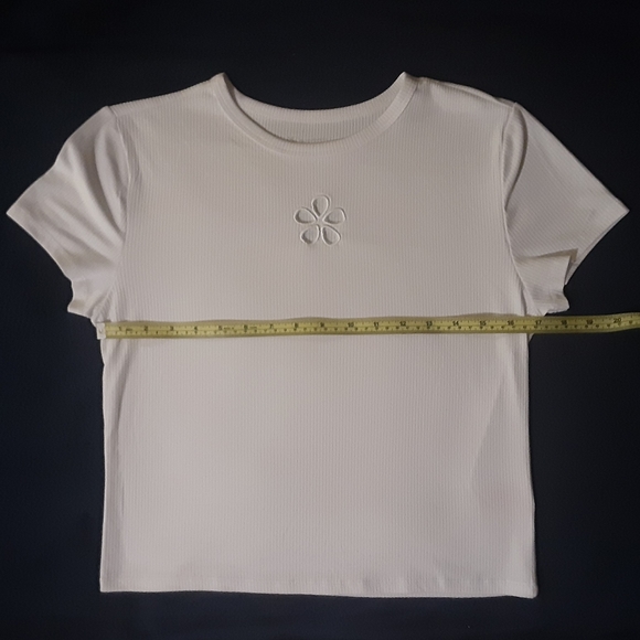 Light Ribbed Semi Crop Top - Picture 2 of 3